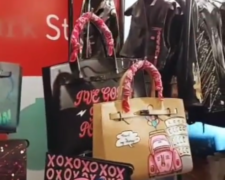 Visit the beautiful hand painted bags collection by @strokes.by.j at La Fete De Noel @parkst_eg with @socialista_events￼