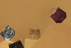 A mix of elegance and sass in Okhtein new collection, don’t you think so?