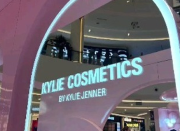 For a limited time Kylie Jenner Cosmetics Pop Up Store has opened in Dubai Mall with a full range of products