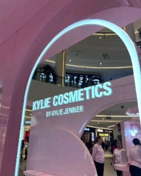 For a limited time Kylie Jenner Cosmetics Pop Up Store has opened in Dubai Mall with a full range of products