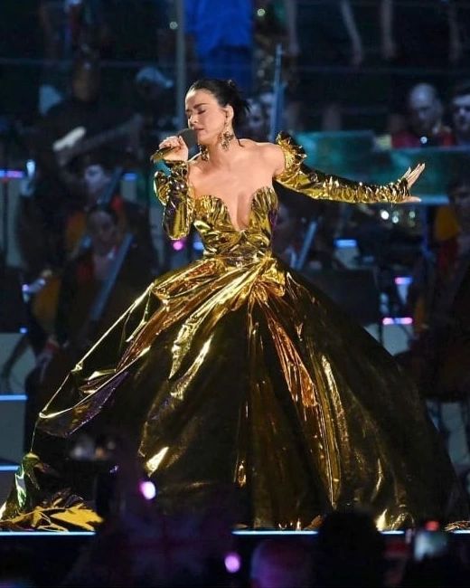 Yesterdays spectacular coronation concert in Windsor with the amazing singer Katy Perry who was dressed in Alexander McQueen!