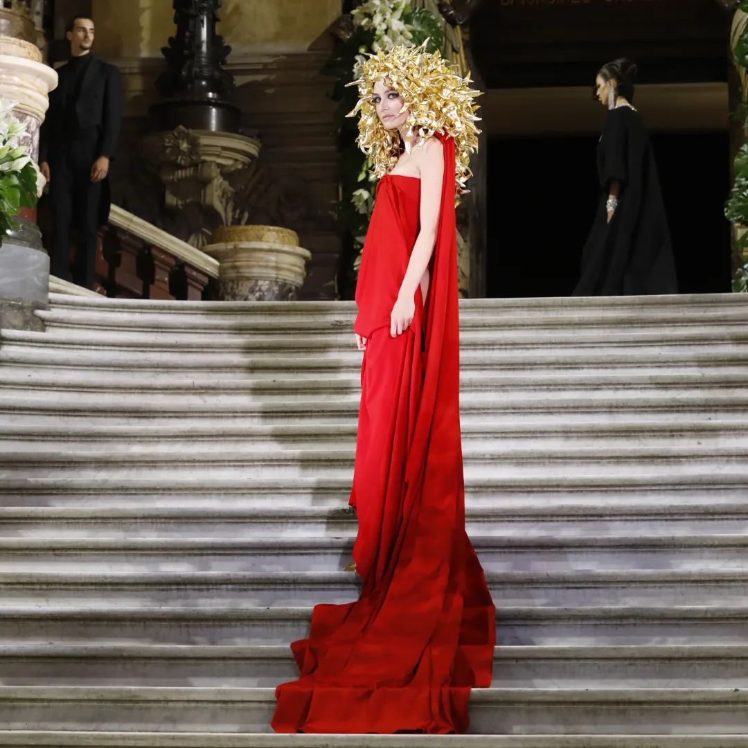 From today’s magnificent Haute Couture – FALL/WINTER 2023 Show presented in Paris by Stephan Rolland!