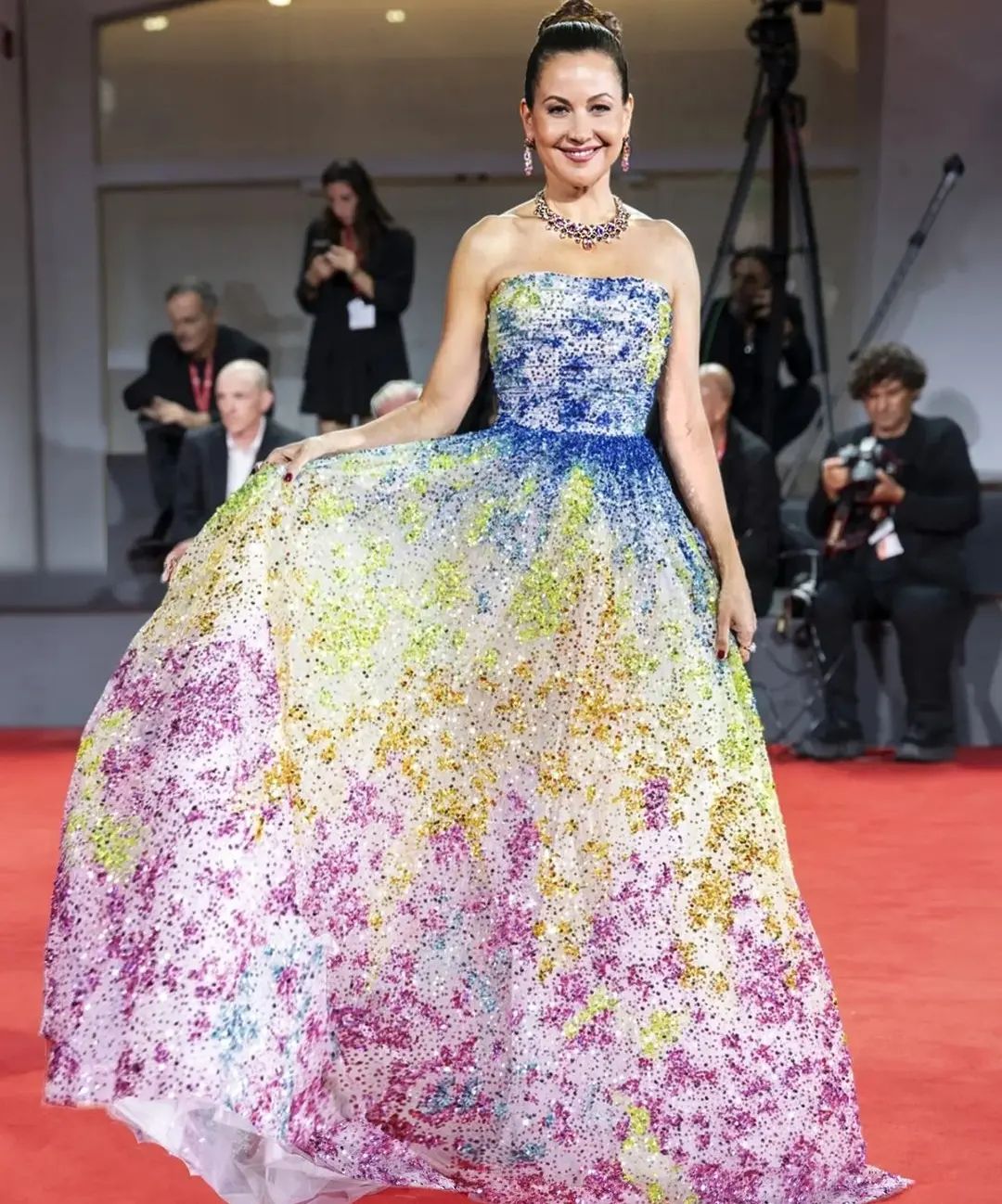 Raya Abi Rached is all about Red Carpet glamour at the #80thvenicefilmfestival in a stunning Georges Hobeika dress and exquisite jewelry by Bvlgari.