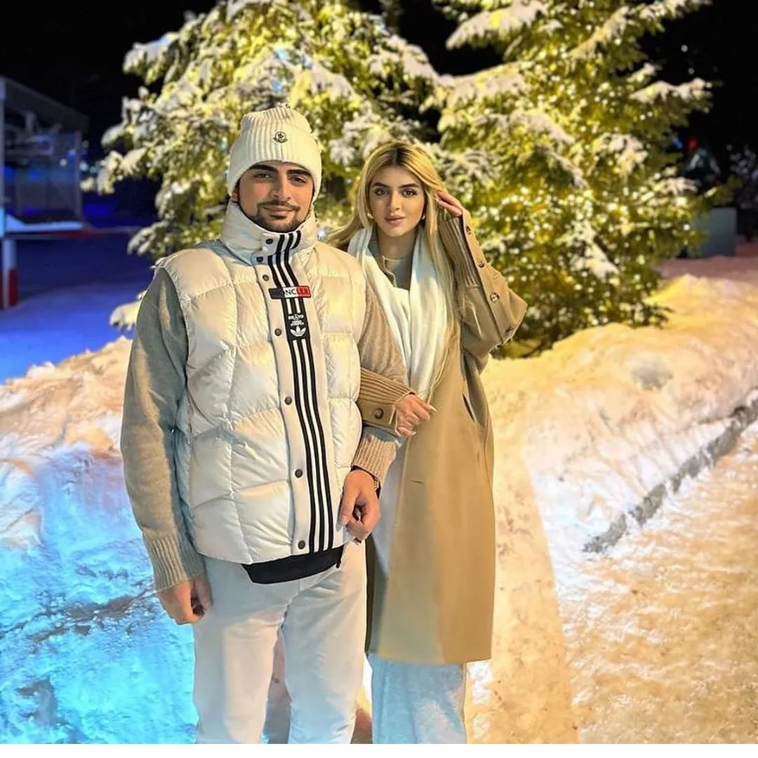 Her Highness @hhshmahra and her spouse Sheikh @man3almaktoum have a beautiful photo of themselves for the holidays!