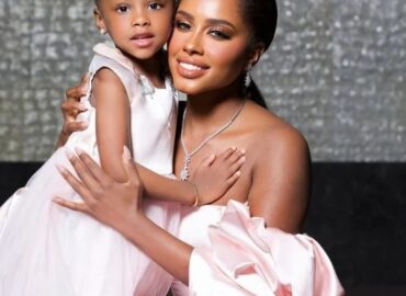 We are loving these sweet and beautiful family images released by @daliamubarakofficial 💗