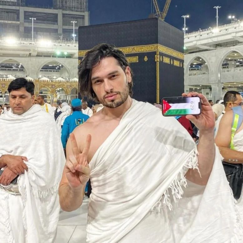 Dubai Bling Star 🌟 @thebloomingman shares a special picture from his Umrah in support to Palestine!