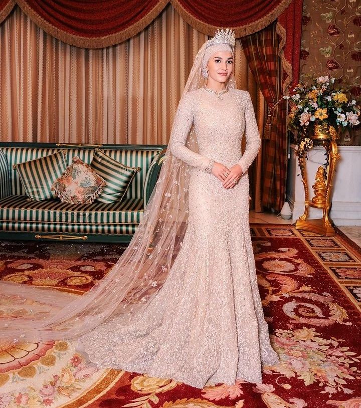 An exquisite wedding dress for the royal wedding of the year by the Lebanese Couturier @zuhairmuradprivate @zuhairmuradof