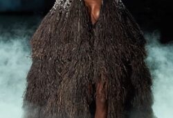 The Summer Haute Couture by Stephan Rolland, Infinite depth and sensuality,the dunes of the desert.Stephan Rolland evokes a serene atmosphere,each woman protects herself and curls up in a cocoon hidden and revealed.