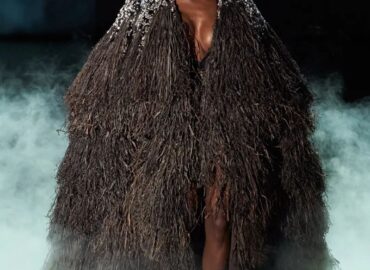 The Summer Haute Couture by Stephan Rolland, Infinite depth and sensuality,the dunes of the desert.Stephan Rolland evokes a serene atmosphere,each woman protects herself and curls up in a cocoon hidden and revealed.