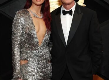 Dua Lipa arrives to the #grammys with her dad and looks incredible! We are just loving her red carpet look!