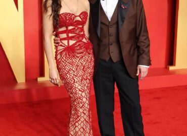 Camilla Alves is looking fabulous in a Tony Ward Couture Dress at yesterdays #vanityfairoscarparty