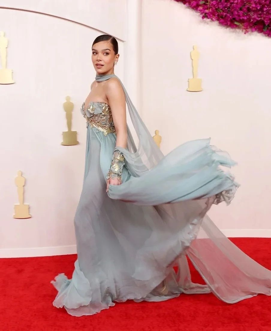 Stunningly beautiful @haileesteinfeld wears a Couture SS24 gown by Elie Saab at the 96th Academy Awards ceremony.