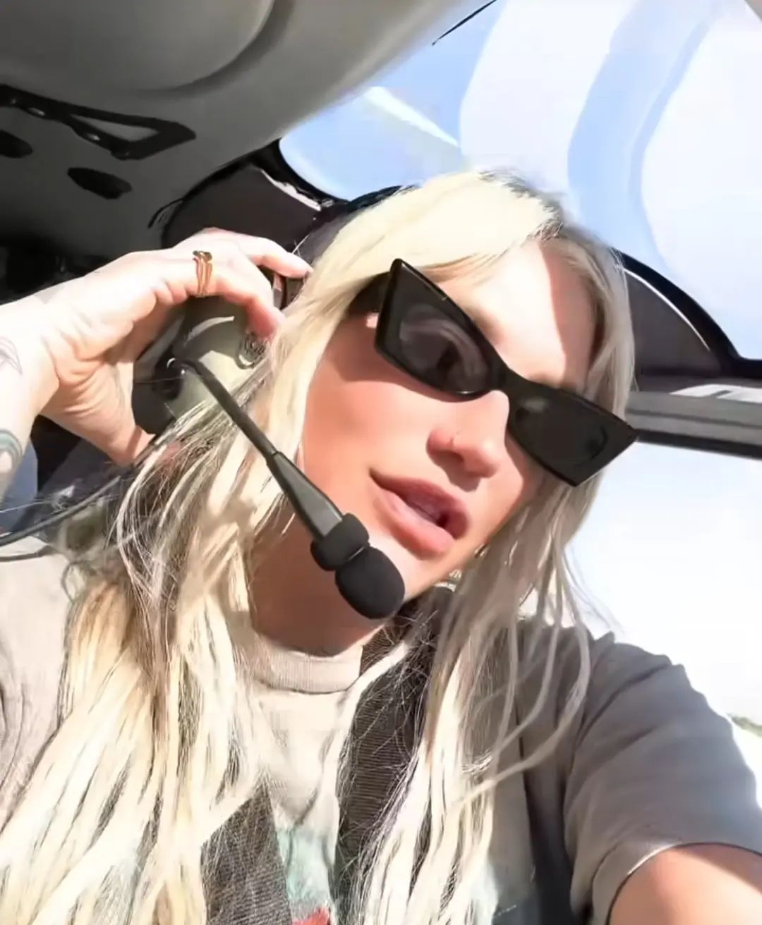 This week, American singer-songwriter Kesha was seen sporting black sunglasses from the Lebanese brand bykarenwazen and looked fabulous