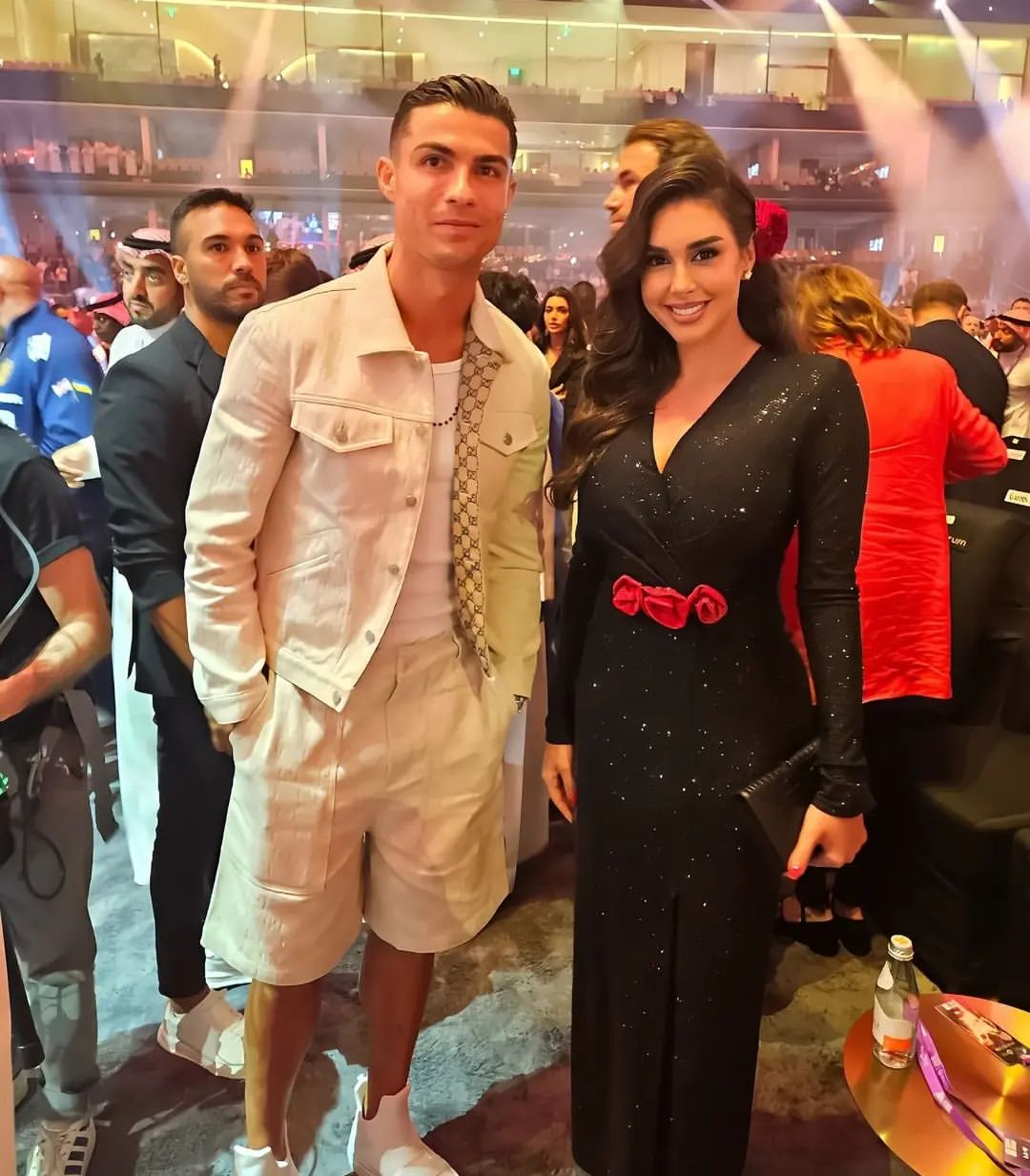 Gorgeous Yasmine Sabri alongside the legendary Cristiano Ronaldo at yesterday’s Grand Boxing night event in Riyadh. A moment of star power and sportsmanship! 🥊🌟