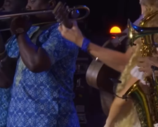 British band Coldplay made a powerful statement at Glastonbury Festival by bringing out Palestinian Chilean singer Elyanna during their headlining set on Saturday. They performed “We Pray” from their upcoming album “Moon Music,” joined by rapper Little Simz and vocalist Elyanna, to roaring cheers from the crowd.