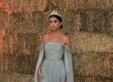 This week, Dubai-based influencer Ola Farahat has been on a high-fashion spree in Italy, culminating in her stunning appearance at the Dolce & Gabbana Alta Moda show. The Palestinian fashion icon turned heads on Tuesday in a regal, off-the-shoulder grey chiffon dress, adorned with a glitzy tiara and a silver clutch. Simply breathtaking!