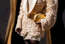 Doja Cat dazzles at today’s Schiaparelli show in Paris, perfectly styled from head to toe in Schiaparelli couture!