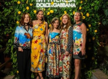 Picture this: the Italian Riviera was buzzing with excitement as stars and social media influencers gathered to celebrate the latest collaboration between a fashion brand and a luxury e-tailer. Scroll through your Instagram feed, and you’d be greeted by a colorful array of photos featuring the world’s brightest young talents, from Sandra Shehab and Ola Farahat to Poppy Delevingne,Leonie Hanne and Julia Sarr-Jamois, all basking in the sun on glamorous Capri. What’s the common thread? Their outfits, adorned in distinctive, joyous prints unmistakably bearing the mark of Italian powerhouse Dolce&Gabbana. But here’s the twist: this collection wasn’t found in their boutiques—it marked the eighth drop of an exclusive partnership with luxury online e-tailer Mytheresa.