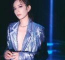 Star #lee233233 dazzled us in a frosted blue paillette suit by Lebanese designer Georges Chakra at her concert tour in Chengdu. We loved the style!