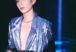 Star #lee233233 dazzled us in a frosted blue paillette suit by Lebanese designer Georges Chakra at her concert tour in Chengdu. We loved the style!