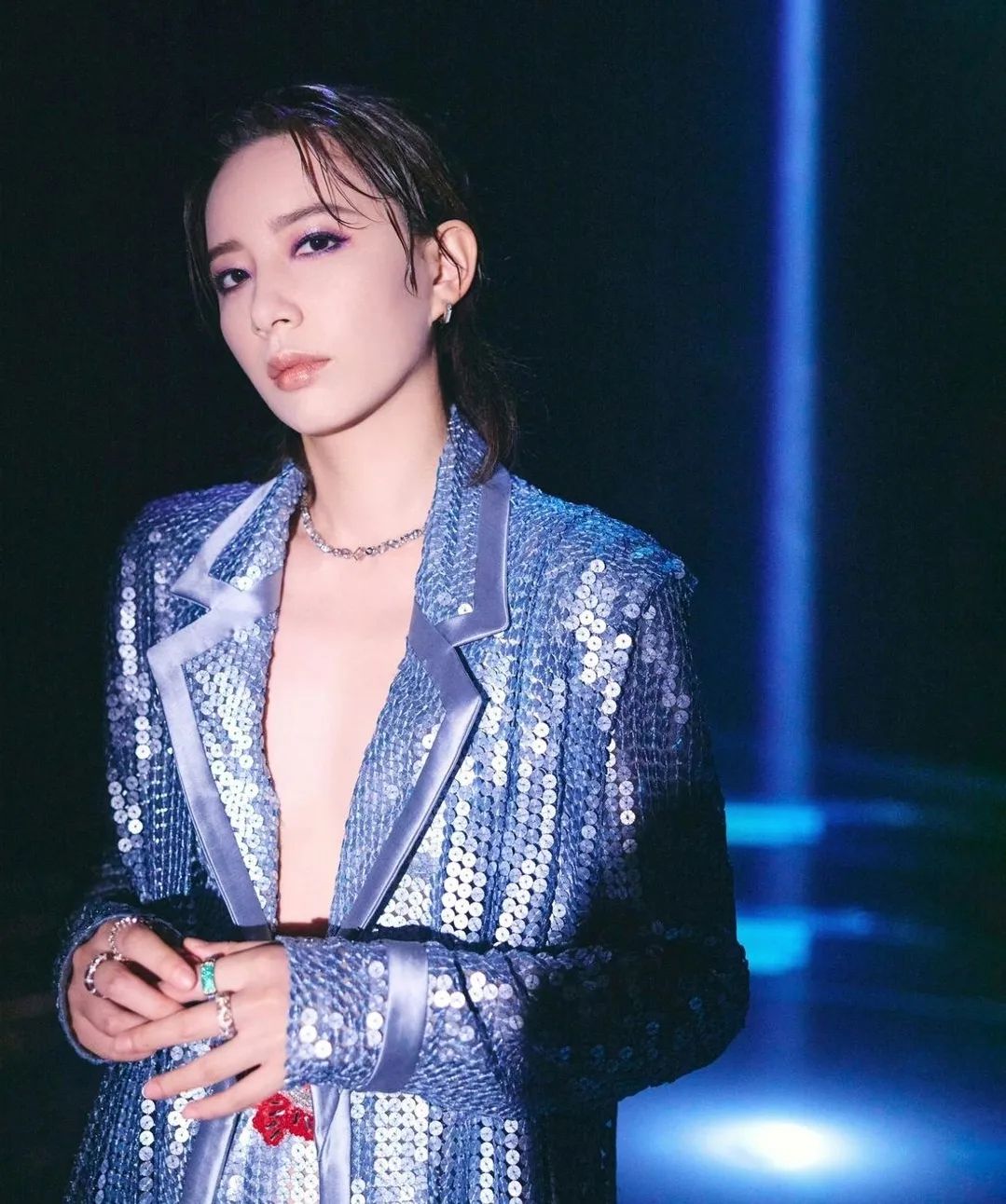 Star #lee233233 dazzled us in a frosted blue paillette suit by Lebanese designer Georges Chakra at her concert tour in Chengdu. We loved the style!