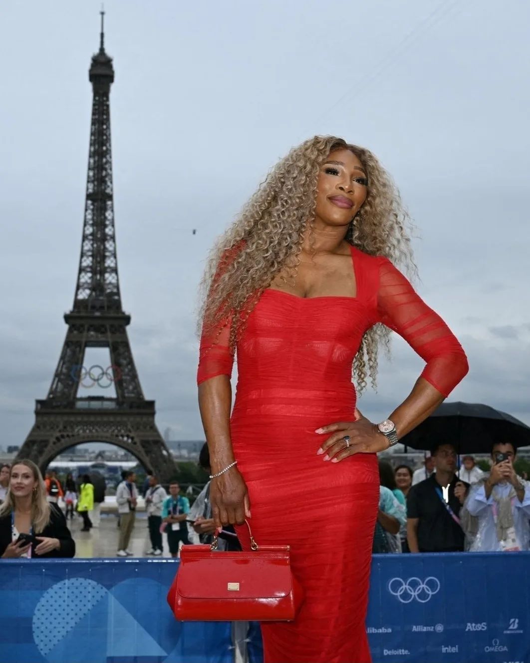 Star-studded brilliance at the Seine River! Today’s Olympic ceremony in Paris dazzled as celebrities graced the event, looking absolutely stunning.