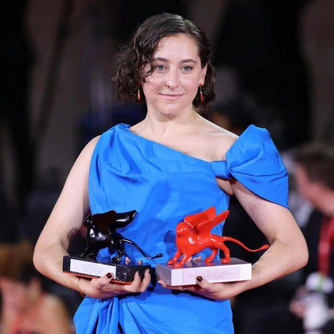 At the final ceremony of the Venice Film Festival, several directors used their acceptance speeches to voice solidarity with Palestinians and criticize Israel’s military actions in Gaza. US director Sarah Friedland, upon receiving the Luigi de Laurentiis prize for best first film for “Familiar Touch,” delivered a powerful statement condemning Israel’s actions. As a Jewish American artist, Friedland highlighted the significance of using institutional platforms to challenge Israel’s impunity on the global stage, expressing her unwavering support for the Palestinian struggle for liberation.This poignant moment underscored the intersection of art and activism at one of the world’s most prestigious film festivals.#sarahfriedland #venicefilmfestival #awards