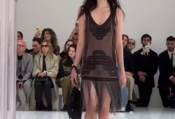 The SS25 Fendi fashion show held in Milan yesterday was a stunning display of luxury and craftsmanship. Fendi showcased a range of chic and innovative designs that combined elegance with a modern edge, staying true to its identity. The collection masterfully blended timeless sophistication with fresh, contemporary elements, highlighting Fendi’s commitment to pushing boundaries while preserving its heritage.