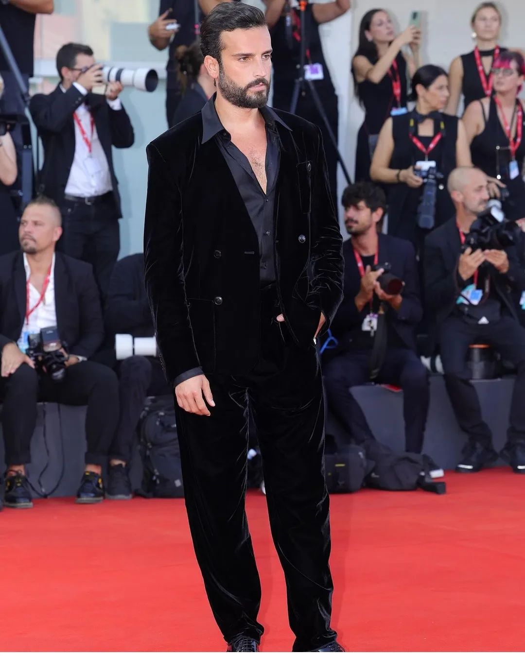 Saudi actor Muhannad Al Hamdi wowed on the Venice Film Festival red carpet, looking dapper in a sleek Giorgio Armani suit. A perfect blend of style and sophistication!