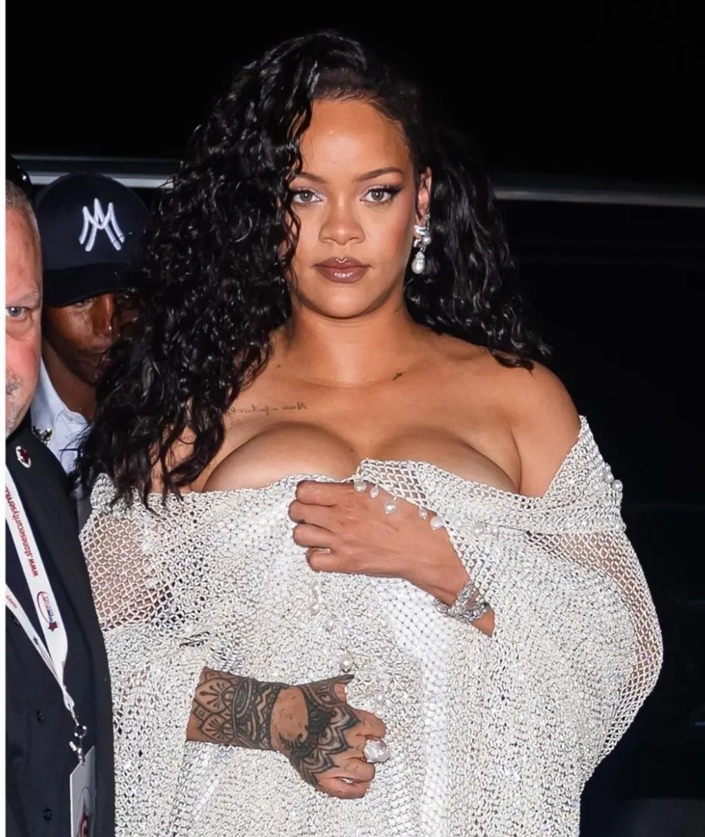 Rihanna always brings the heat, but her look at Alaïa’s NYC show felt a bit off this time. Maybe it just wasn’t our vibe! What did you think?