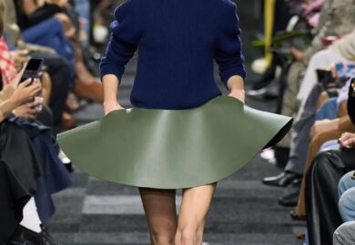 JW Anderson’s SS 2025 collection, presented at #LondonFashionWeek, was an absolute standout! We were captivated by the bold, structural silhouettes that took center stage. Each piece seemed to push the boundaries of design, with sharp lines and innovative shapes that felt both avant-garde and wearable. The collection effortlessly blended modernity with a touch of playful elegance, making it a memorable highlight of the week.