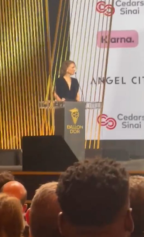 Hollywood star Natalie Portman is here at the Ballon d’Or, showing her support for women’s football and encouraging fans worldwide to tune in!  Her passion is helping bring women’s sports to the spotlight. Do you think this will be a game-changer for women’s football? Let us know!