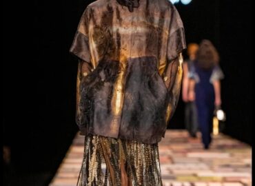 The Louis Vuitton SS25 collection, presented in Paris yesterday, was nothing short of spectacular, showcasing the brand’s signature blend of innovation and luxury. Under the creative direction of Nicolas Ghesquière, the runway was transformed into a futuristic playground, where classic Louis Vuitton craftsmanship met bold, forward-thinking designs.