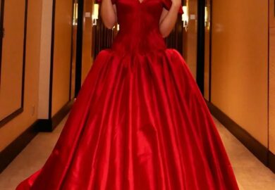 Demet Özdemir turned heads at the #Diafa red carpet event yesterday, radiating elegance and charm. Her flawless look combined a statement gown with impeccable detailing, perfectly accentuating her stunning features. With her signature poise and a touch of effortless glam, she once again proved why she’s a red-carpet favorite. Every element of her style, from her dazzling outfit to her graceful demeanor, made her a true vision of beauty at the event.
