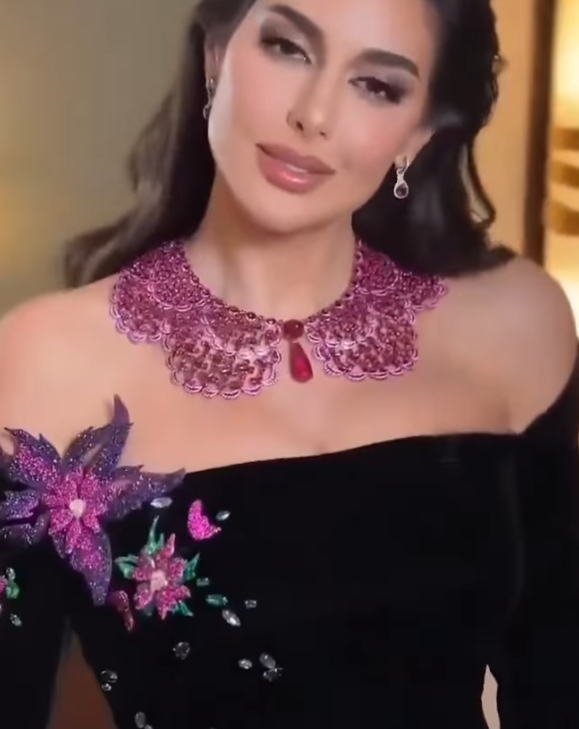 Radiating elegance and charm, Yasmine Sabri stuns in exquisite Chopard jewelry at tonight's #JoyAwardsA true vision of glamour and sophistication!