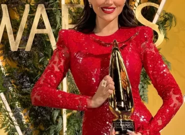 Egyptian actress Mai Omar dazzled at the #JoyAwards last night, claiming her well-deserved trophy and stealing the spotlight with her stunning look. Dressed in a breathtaking gown that perfectly showcased her elegance and charm,