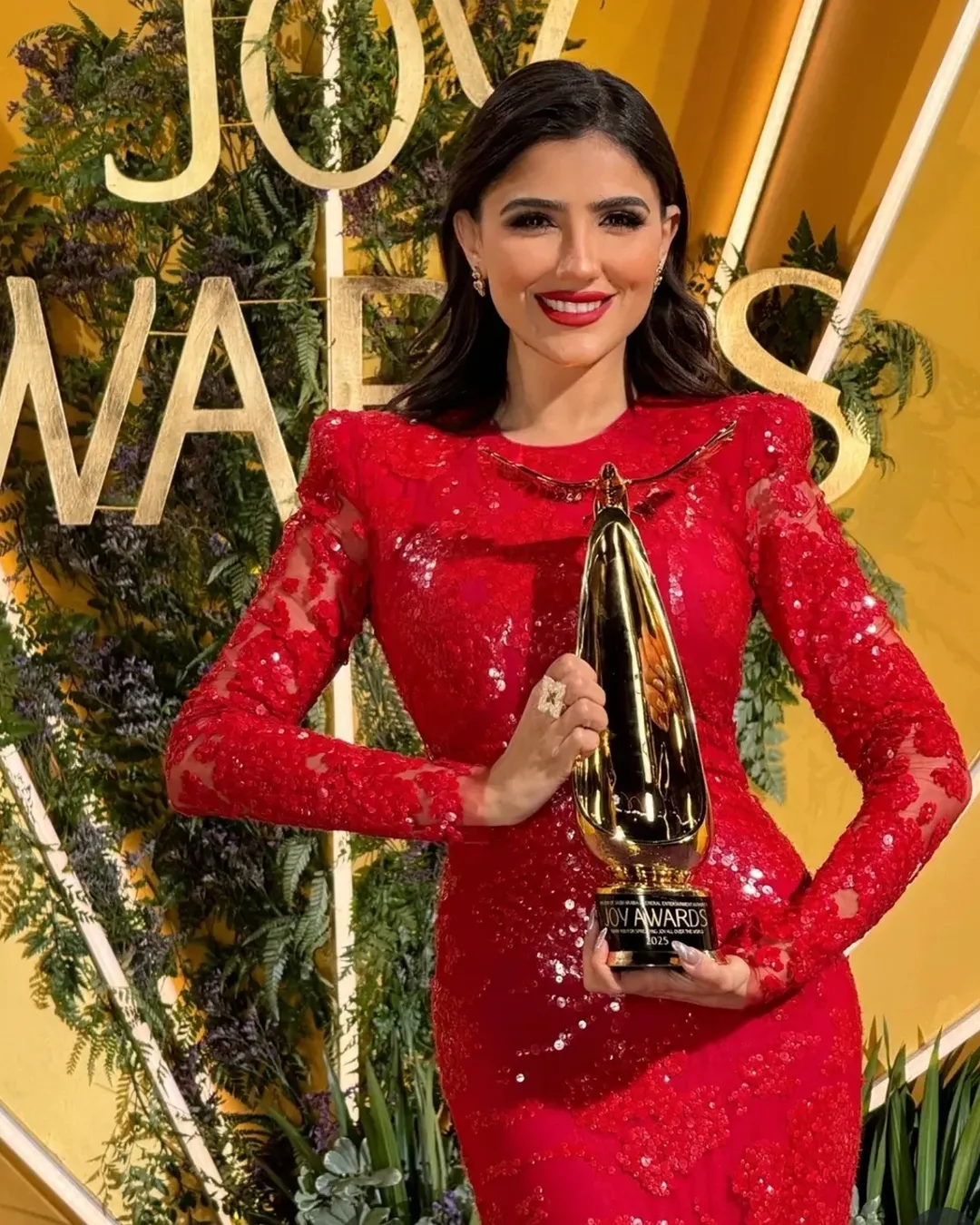 Egyptian actress Mai Omar dazzled at the #JoyAwards last night, claiming her well-deserved trophy and stealing the spotlight with her stunning look. Dressed in a breathtaking gown that perfectly showcased her elegance and charm,