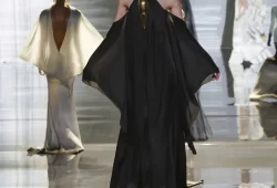 Stéphane Rolland’s SS25 Haute Couture collection, presented today in Paris, was nothing short of a masterpiece. Bold silhouettes, intricate details, and a touch of drama came together to redefine elegance on the runway. A true celebration of couture artistry!