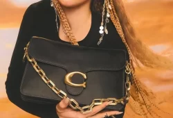 Palestinian-Chilean singer Elyanna has been unveiled as the face of Coach’s Ramadan campaign for 2025. The campaign showcases Elyanna with the brand’s iconic Chain Tabby bag, reimagined in desert-inspired hues and rich textures. This collaboration holds personal significance for Elyanna, who recalls her mother’s vintage Coach bag from her childhood, stating, “She let me borrow it for a special occasion once, and I felt so grown-up and stylish.”Elyanna, born in Nazareth, has seamlessly blended her cultural heritage into her artistry, becoming the first singer to perform a full set in Arabic at Coachella in 2023.Reflecting on Ramadan, she shares, “Ramadan, to me, is about reflection, connection, and a sense of calm—it brings everyone together.”