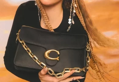 Palestinian-Chilean singer Elyanna has been unveiled as the face of Coach’s Ramadan campaign for 2025. The campaign showcases Elyanna with the brand’s iconic Chain Tabby bag, reimagined in desert-inspired hues and rich textures. This collaboration holds personal significance for Elyanna, who recalls her mother’s vintage Coach bag from her childhood, stating, “She let me borrow it for a special occasion once, and I felt so grown-up and stylish.”Elyanna, born in Nazareth, has seamlessly blended her cultural heritage into her artistry, becoming the first singer to perform a full set in Arabic at Coachella in 2023.Reflecting on Ramadan, she shares, “Ramadan, to me, is about reflection, connection, and a sense of calm—it brings everyone together.”