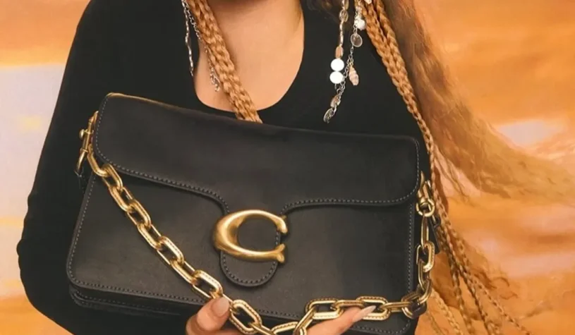 Palestinian-Chilean singer Elyanna has been unveiled as the face of Coach’s Ramadan campaign for 2025. The campaign showcases Elyanna with the brand’s iconic Chain Tabby bag, reimagined in desert-inspired hues and rich textures. This collaboration holds personal significance for Elyanna, who recalls her mother’s vintage Coach bag from her childhood, stating, “She let me borrow it for a special occasion once, and I felt so grown-up and stylish.”Elyanna, born in Nazareth, has seamlessly blended her cultural heritage into her artistry, becoming the first singer to perform a full set in Arabic at Coachella in 2023.Reflecting on Ramadan, she shares, “Ramadan, to me, is about reflection, connection, and a sense of calm—it brings everyone together.”