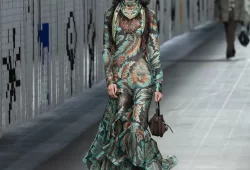 Yesterday, February 27, 2025, Etro unveiled its Fall/Winter 2025-2026 collection at Milan Fashion Week, presenting a harmonious blend of tradition and modernity under the creative direction of Marco De Vincenzo. The collection was characterized by rich textures, intricate patterns, and a palette that seamlessly transitioned from deep, earthy tones to vibrant hues, reflecting the brand’s commitment to craftsmanship and innovation.