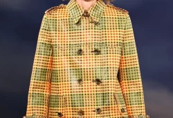 Closing #LondonFashionWeek in style from Kensington Gardens, Daniel Lee unveiled his SS26 @Burberry collection — a symphony of fashion inspired by the world of music. With #AbFab and #Bridgerton reunions lighting up the front row, it was a finale that blended heritage, sound, and star power.