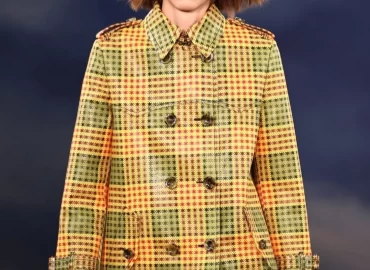 Closing #LondonFashionWeek in style from Kensington Gardens, Daniel Lee unveiled his SS26 @Burberry collection — a symphony of fashion inspired by the world of music. With #AbFab and #Bridgerton reunions lighting up the front row, it was a finale that blended heritage, sound, and star power.