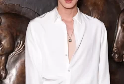 It’s debut season in Milan, and the city is buzzing with fresh beginnings. @gucci set the stage last night with a dazzling movie premiere of The Tiger, directed by Spike Jonze and Halina Reijn—where Demna unveiled his very first collection for the Italian fashion house in true cinematic style.