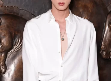 It’s debut season in Milan, and the city is buzzing with fresh beginnings. @gucci set the stage last night with a dazzling movie premiere of The Tiger, directed by Spike Jonze and Halina Reijn—where Demna unveiled his very first collection for the Italian fashion house in true cinematic style.