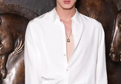 It’s debut season in Milan, and the city is buzzing with fresh beginnings. @gucci set the stage last night with a dazzling movie premiere of The Tiger, directed by Spike Jonze and Halina Reijn—where Demna unveiled his very first collection for the Italian fashion house in true cinematic style.