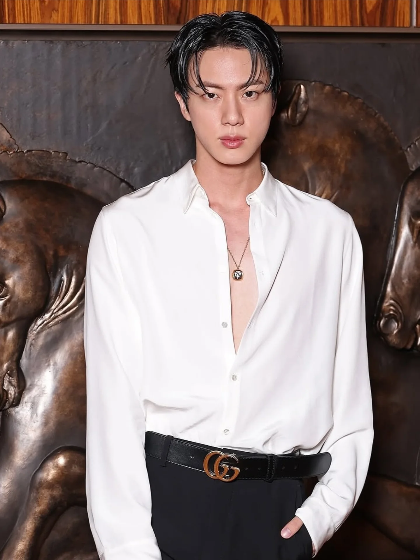 It’s debut season in Milan, and the city is buzzing with fresh beginnings. @gucci set the stage last night with a dazzling movie premiere of The Tiger, directed by Spike Jonze and Halina Reijn—where Demna unveiled his very first collection for the Italian fashion house in true cinematic style.