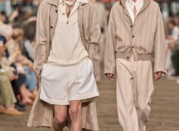 From Malibu Pier to the spirit of an endless Italian summer, Zegna’s latest presentation transformed La Villeggiatura into a lesson in effortless elegance. Inspired by the Italian tradition of relocating life—not simply escaping it—for the season, Alessandro Sartori delivered a wardrobe where ease and sophistication coexist seamlessly. Vibrant shades of orange, green, and blue punctuated relaxed tailoring, lightweight layers, and textured fabrics, creating a vision of summer that felt both refined and lived-in. Less vacation dressing, more a complete seasonal wardrobe designed for a life well-traveled.