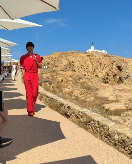 Jacquemus turned his collection into a postcard from summer, where fashion felt effortless, sun-soaked and beautifully nostalgic. Inspired by 